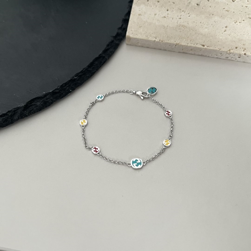 G*u*i bracelets
